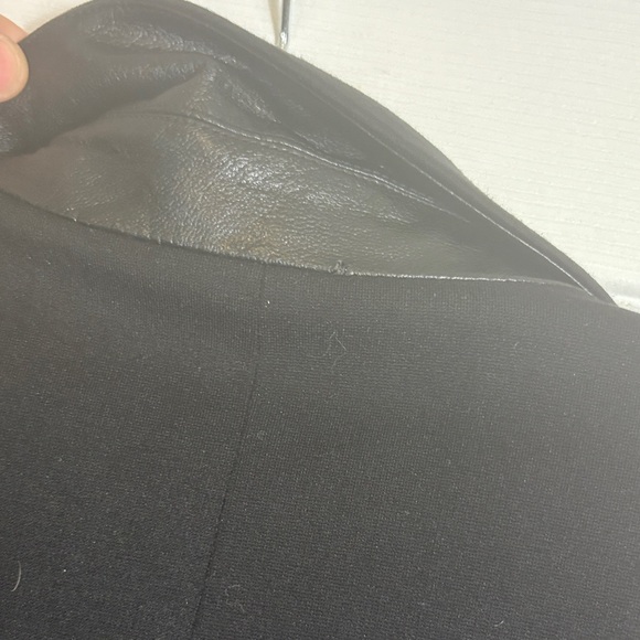 Elegant Black Blazer with Leather Details - Picture 8 of 10